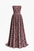 Vestido strapless de silueta amplia con arabescos aterciopelados