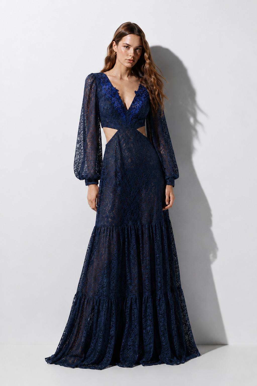 Vestido largo cut-out en encaje español con fondo de lurex de seda