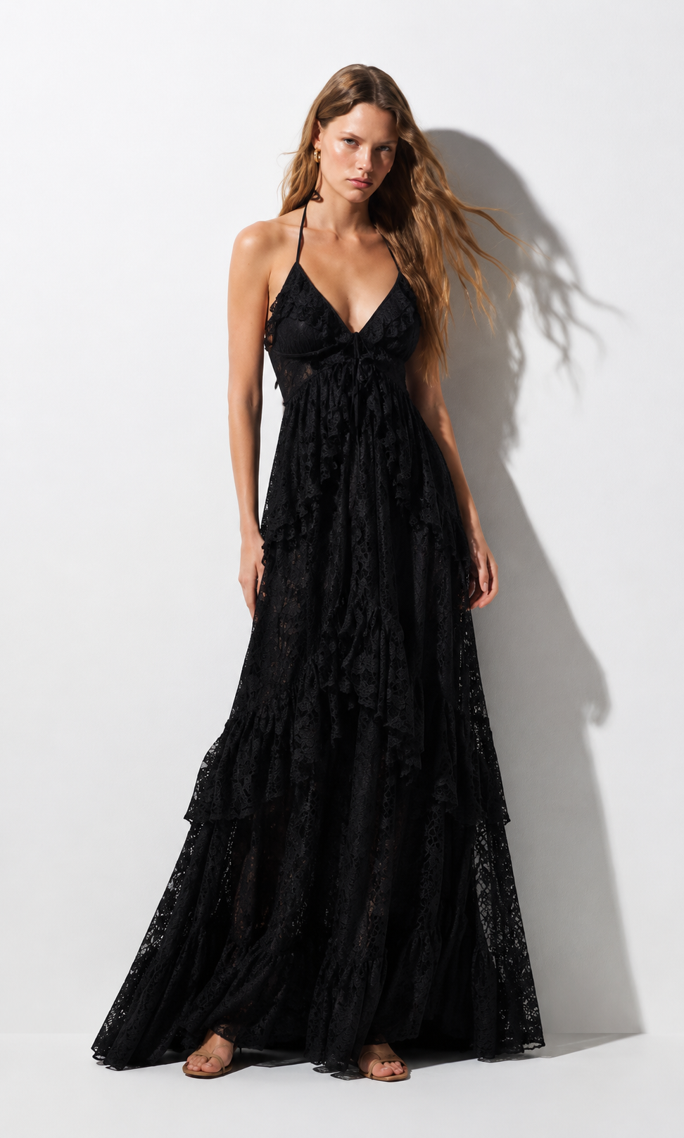 Vestido largo en encaje Chantilly con volados